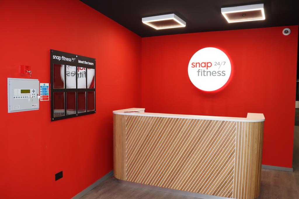 Snao Fitness 24/7 gym reception area.